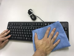 中古PCのクリーニング例：付属品（ケーブル等）も一緒に清掃
